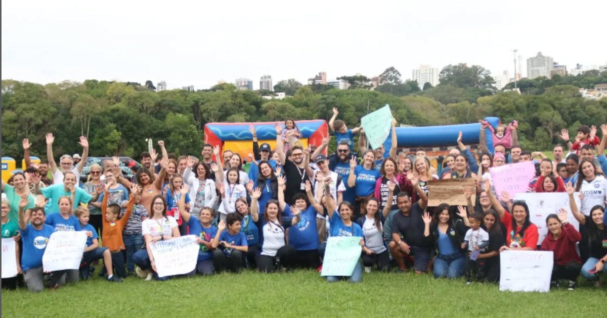 Professora Amábile Marchi liderando caminhada pelos direitos das pessoas autistas no Parque Barigui